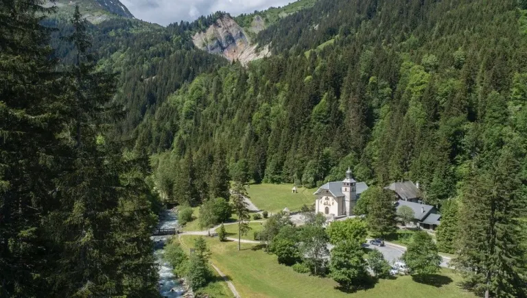 Vue aérienne de Notre-Dame de la Gorge, dans la vallée du Val Montjoie