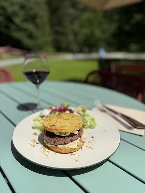 La Vieille Auberge — burger aux galettes de pommes de terre et verre de vin rouge en terrasse
