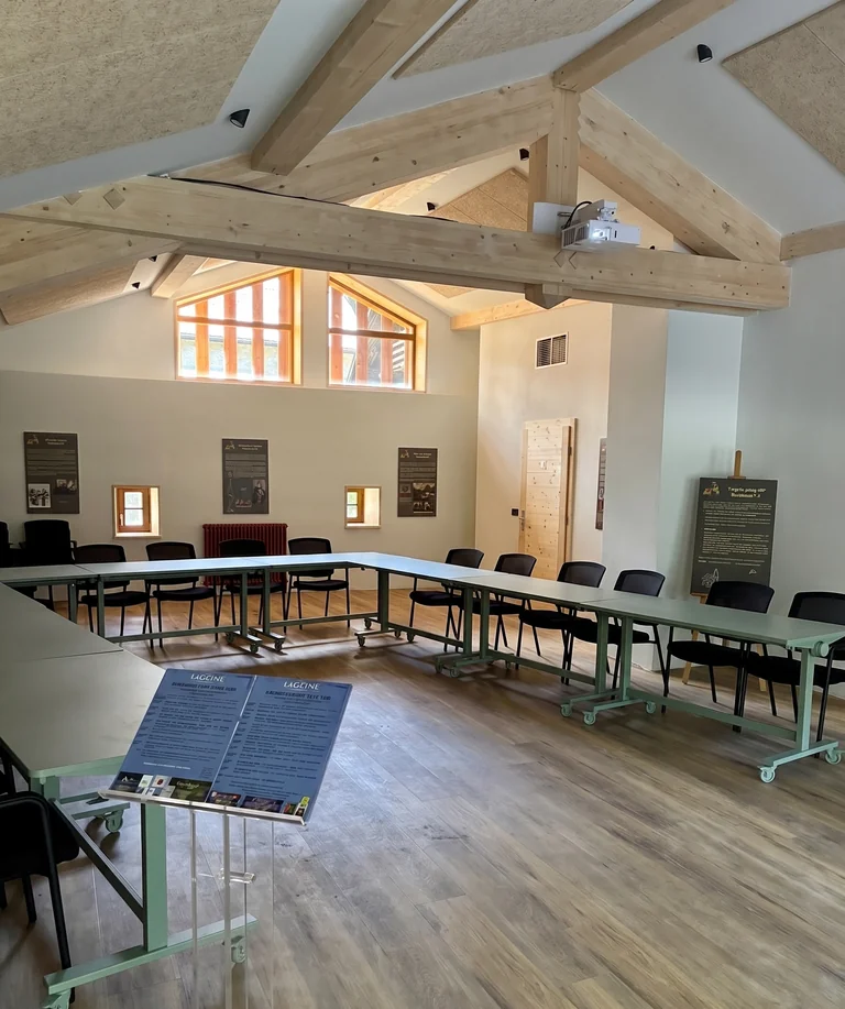 Salle de séminaire en configuration réunion — charpente bois